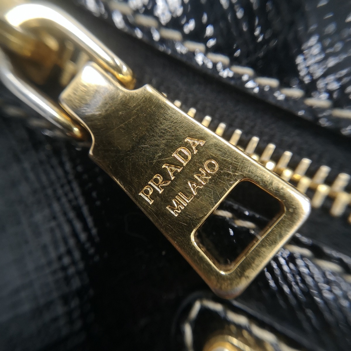 Prada (プラダ) Double Zip Lux Tote — ファスナーの引き手