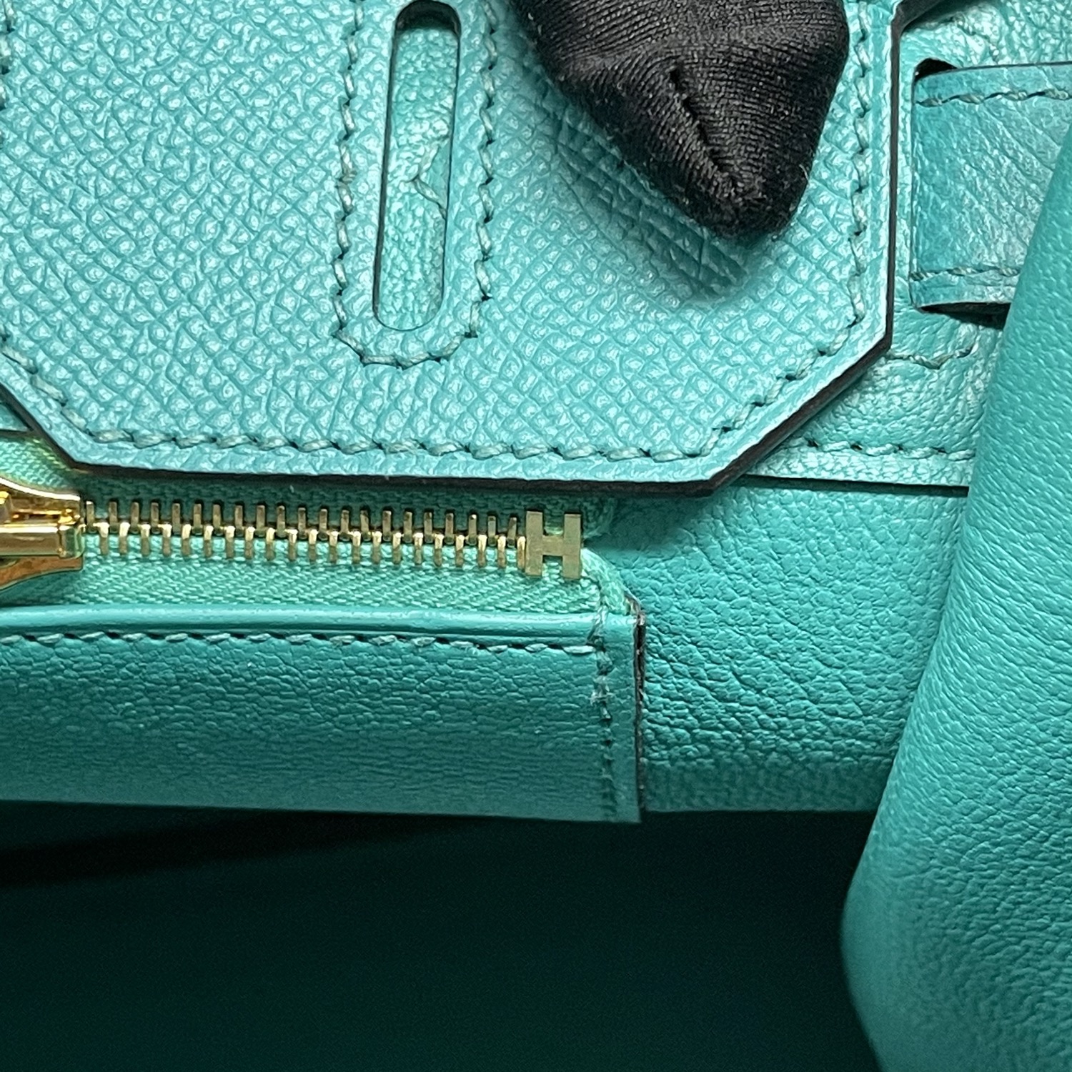Hermes (爱马仕) Wallets — 拉链末端