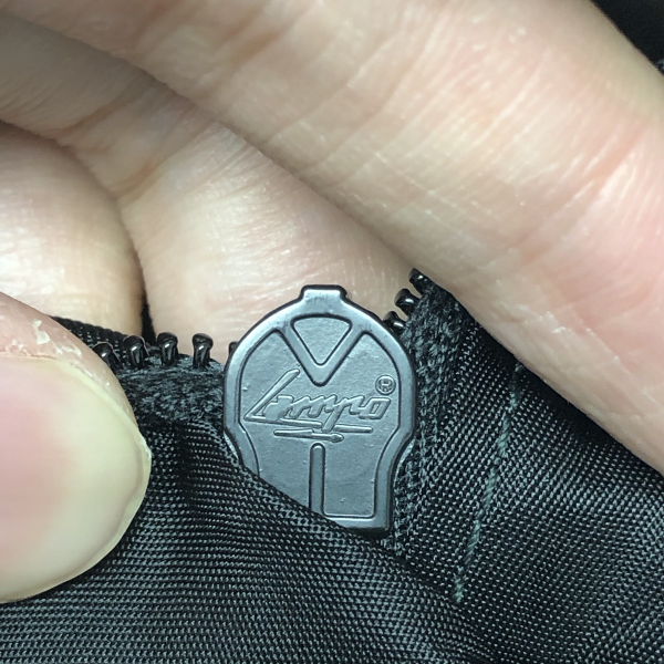 Prada (プラダ) Double Zip Lux Tote — ファスナー(裏)