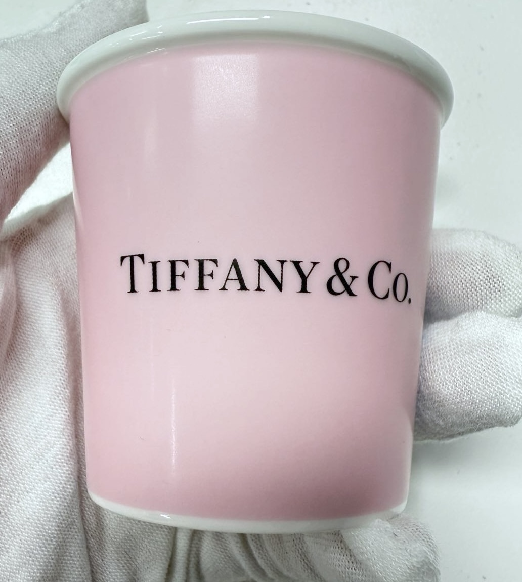 Tiffany & Co. Kubek​ — Szczegóły logo z przodu (1)