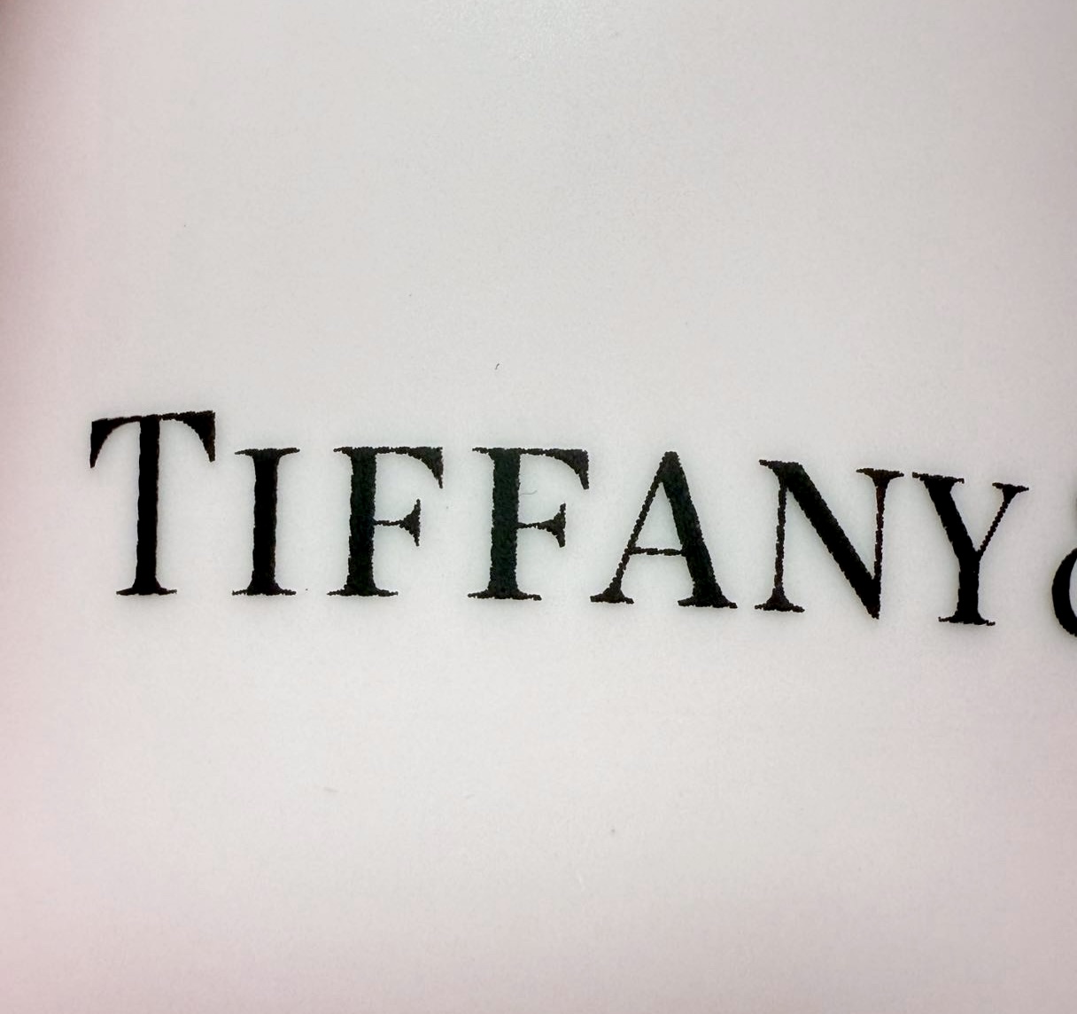 Tiffany & Co. Kubek​ — Szczegóły logo z przodu (2)