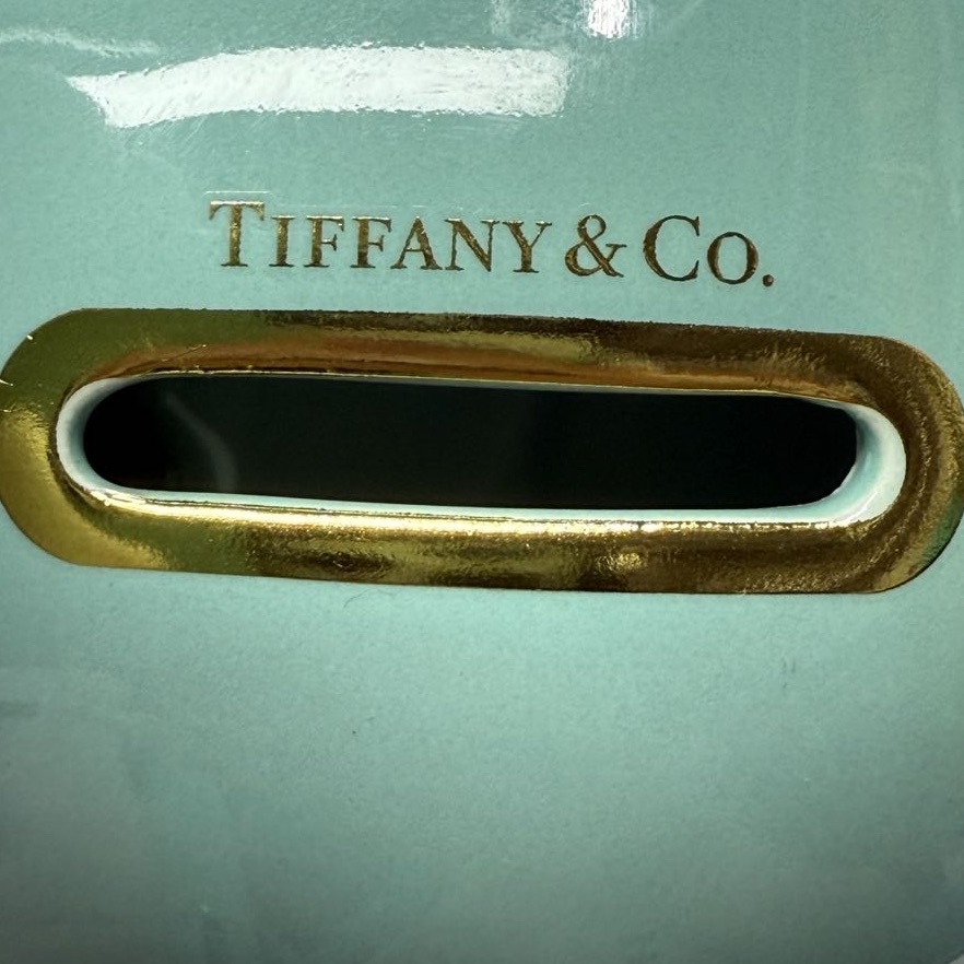Tiffany & Co. skarbonka — Szczegóły logo z przodu ​(1)
