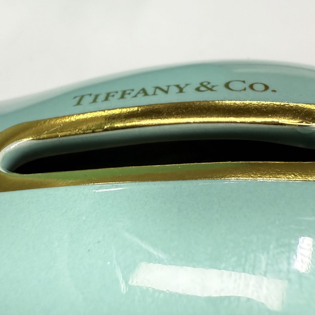 Tiffany & Co. skarbonka — Szczegóły logo z przodu ​(2)
