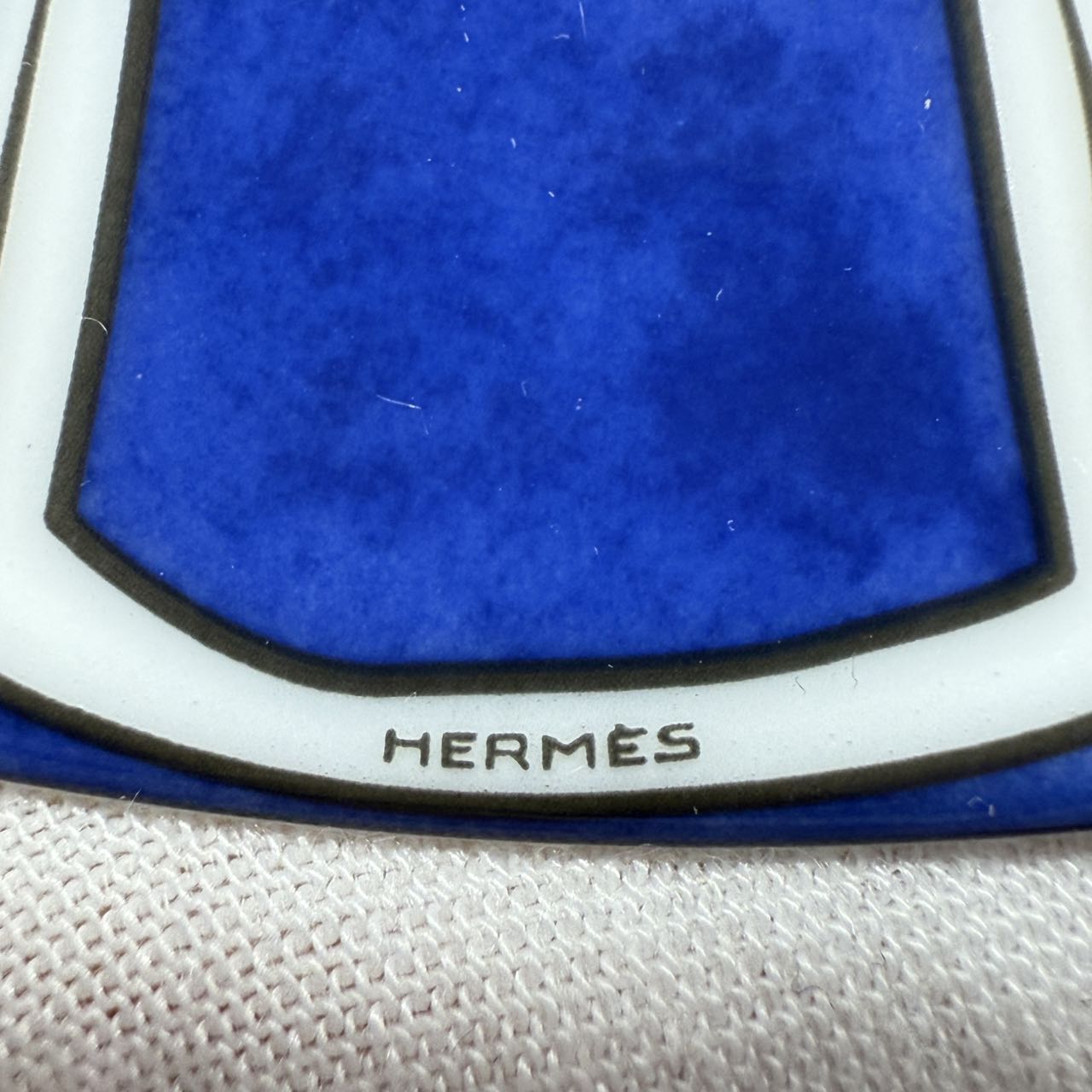 Hermes (エルメス) 食器セット — 正面ロゴの詳細