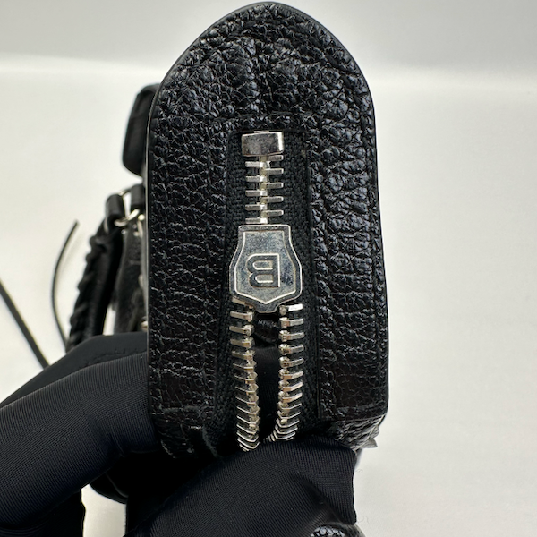 Balenciaga (バレンシアガ) City Classic Studs — ファスナー(裏)