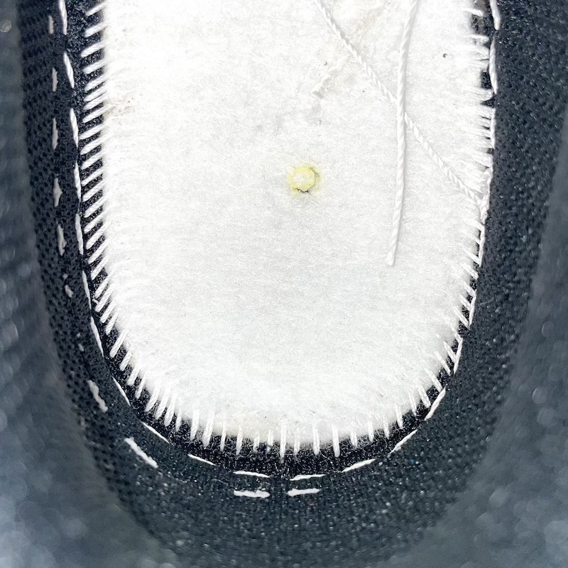 Nike Kobe 9 — Wewnętrzne szycie (kartonowa wkładka) (lewa)