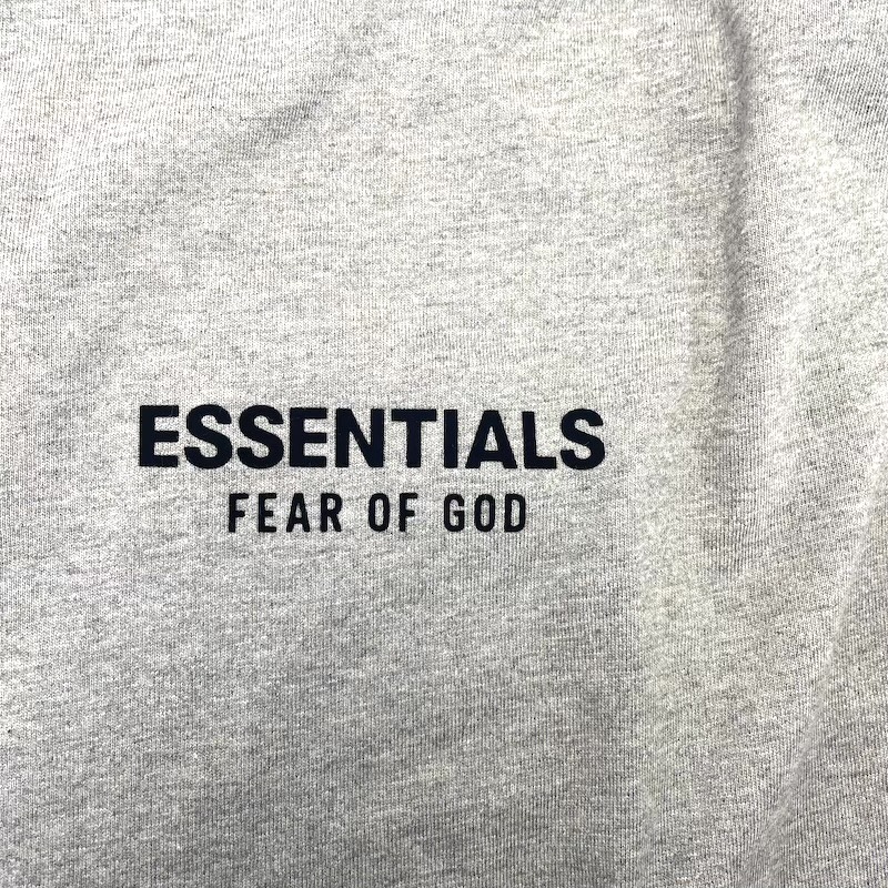 FEAR OF GOD Essentials (フィア・オブ・ゴッド エッセンシャルズ) Clothing — ブランドロゴ(正面)