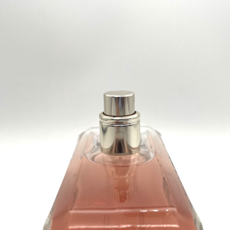 Prada (プラダ) Perfume — ​ノズル側面のクローズアップ​