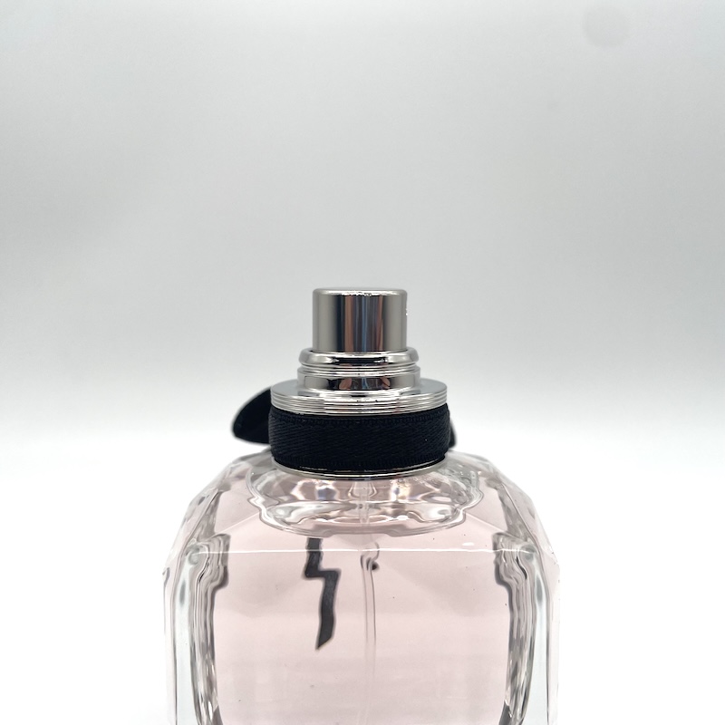 Saint Laurent / YSL (サンローラン) Perfume — ​ノズル側面のクローズアップ​