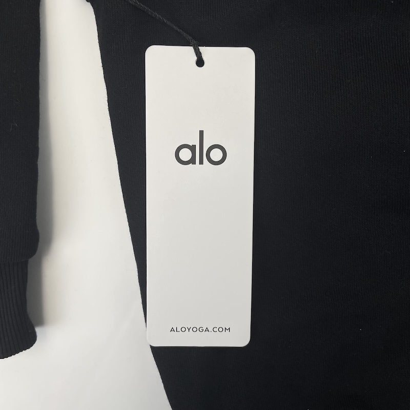 Alo Yoga (アロヨガ) Streetwear — ブランドタグ(正面)