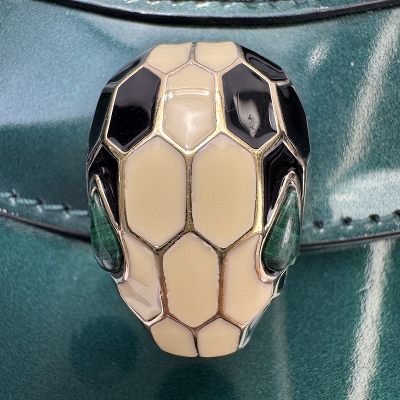 Bvlgari Wallets — Zbliżenie głowy węża (przód)