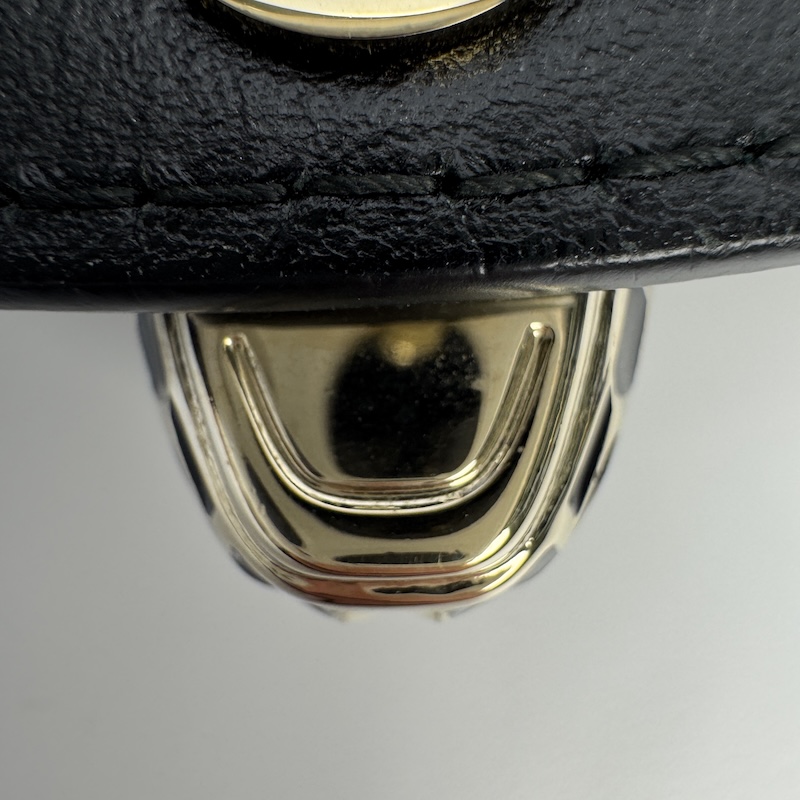 Bvlgari Wallets — Zbliżenie głowy węża (tył)
