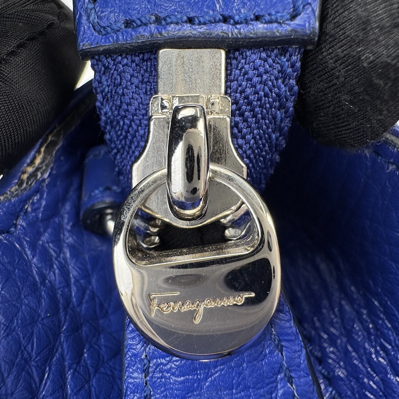 Ferragamo (フェラガモ) Handbags — ファスナー(正面)