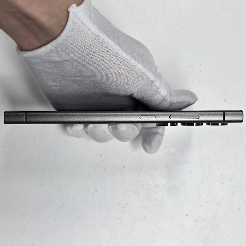 HUAWEI Smartphone (Opened) — Whole Right Side of Phone