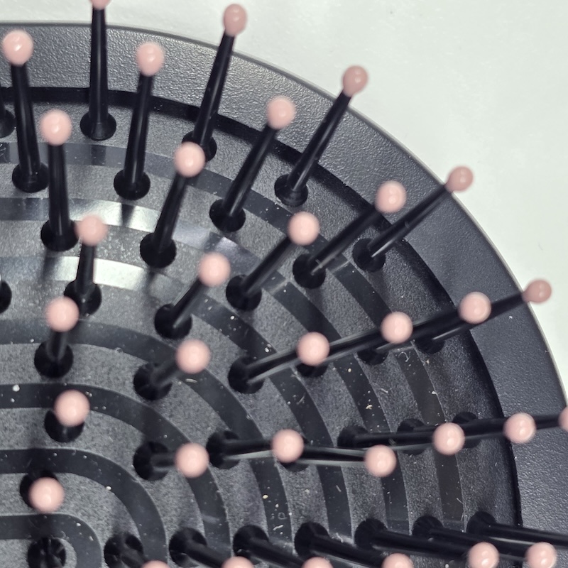 Dyson Cushion Comb — Texture Detail