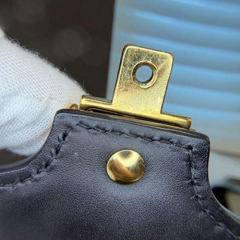 Gucci (グッチ) Sylvie — 錠前の裏面