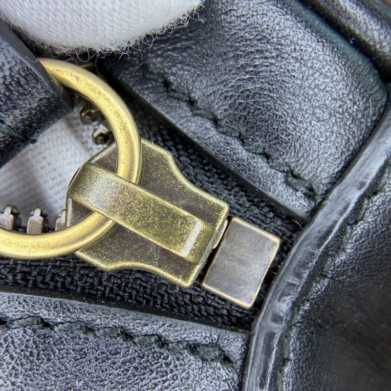 Gucci (グッチ) GG Marmont Belt Bag — 前後のファスナー端 (1)