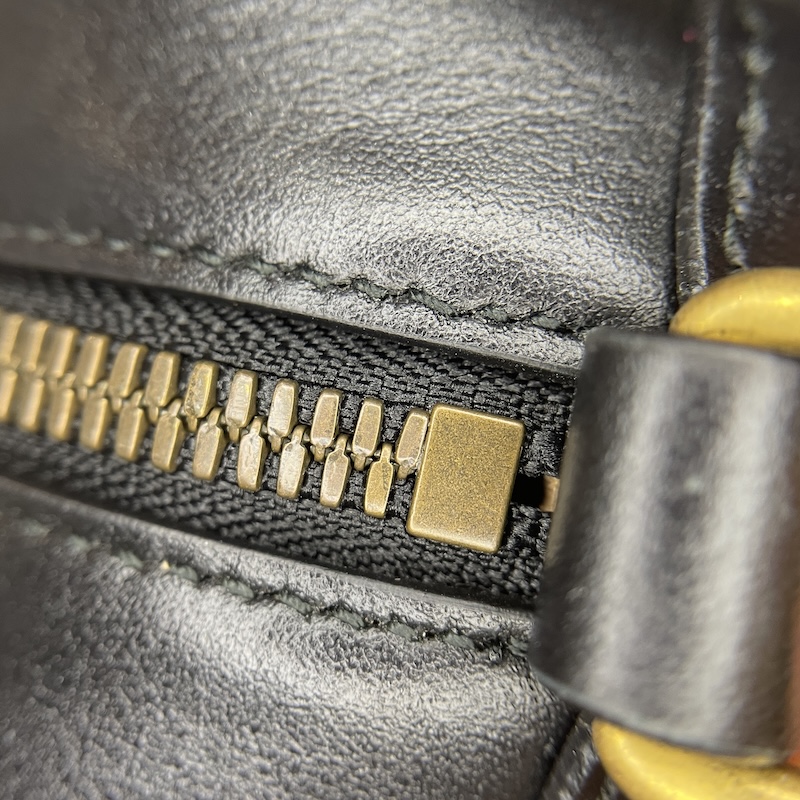 Gucci (グッチ) GG Marmont Shoulder — 前後のファスナー端 (1)