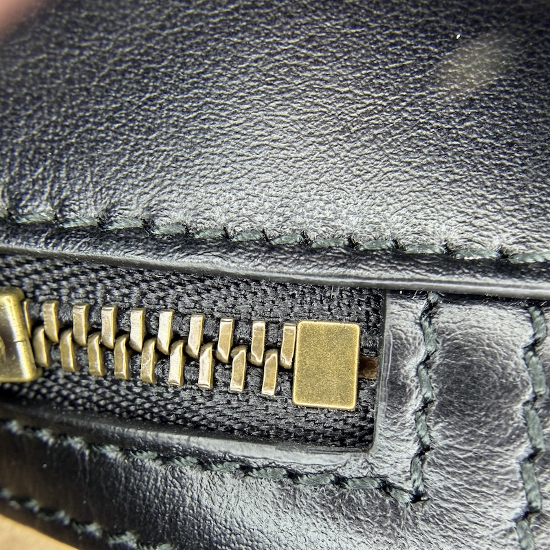 Gucci (グッチ) GG Marmont Flap — 前後のファスナー端 (1)