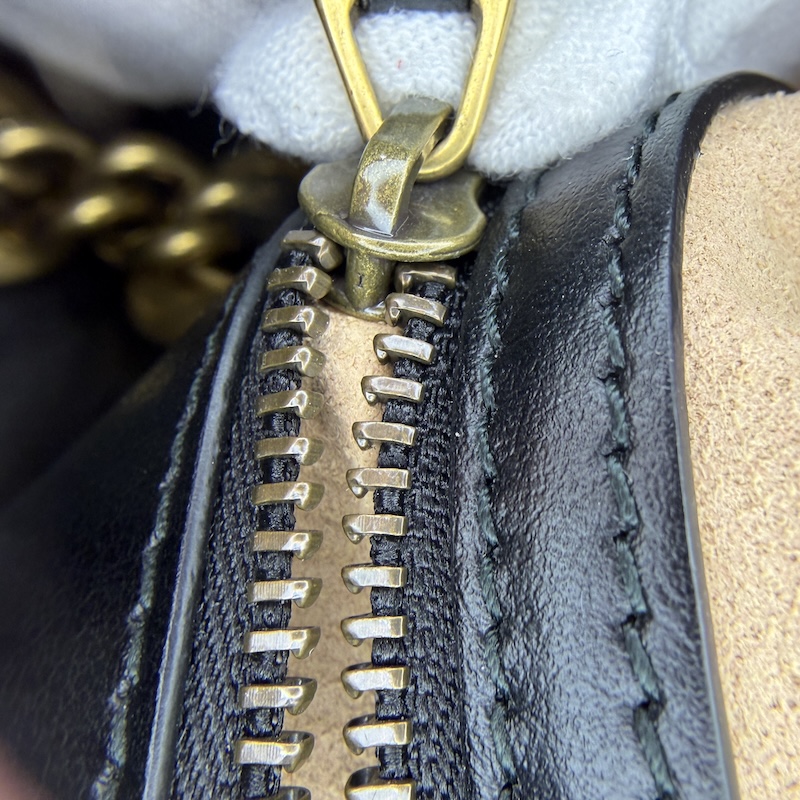 Gucci (グッチ) GG Marmont Flap — ジッパープルタブ穴