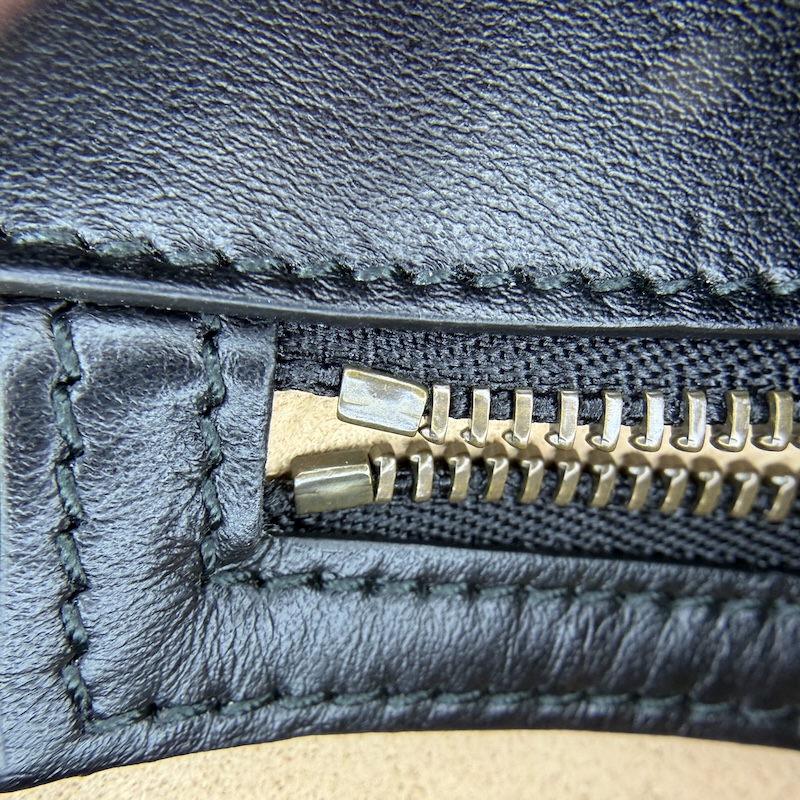 Gucci (グッチ) GG Marmont Flap — 前後のファスナー端 (2)