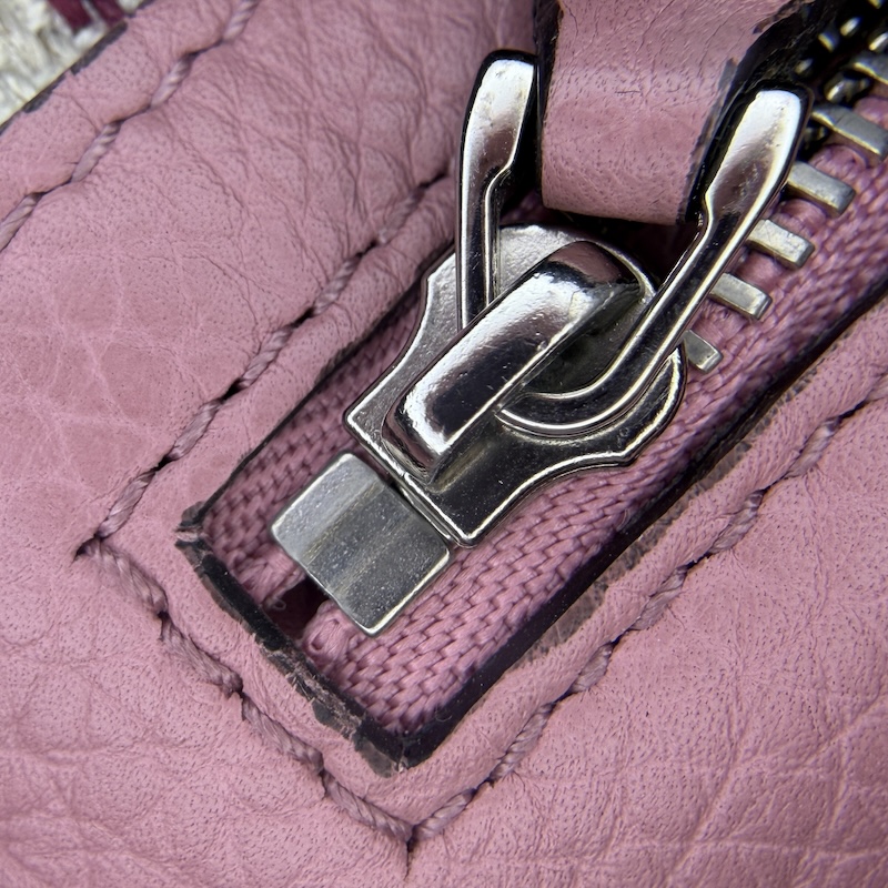 Gucci (グッチ) Bamboo Daily — 前後のファスナー端 (1)