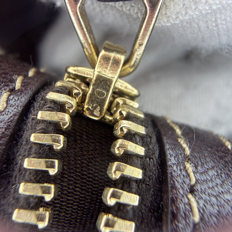 Gucci (グッチ) Pelham — ジッパープルタブ穴