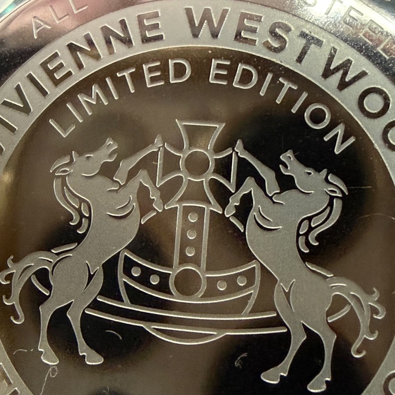 Vivienne Westwood (ヴィヴィアン・ウエストウッド) ALL — ケースバックのクローズアップ(2)