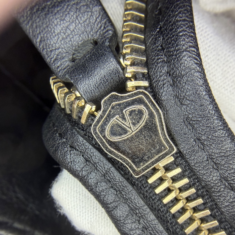 Valentino (ヴァレンティノ) Handbags — ファスナーの引き手(裏)