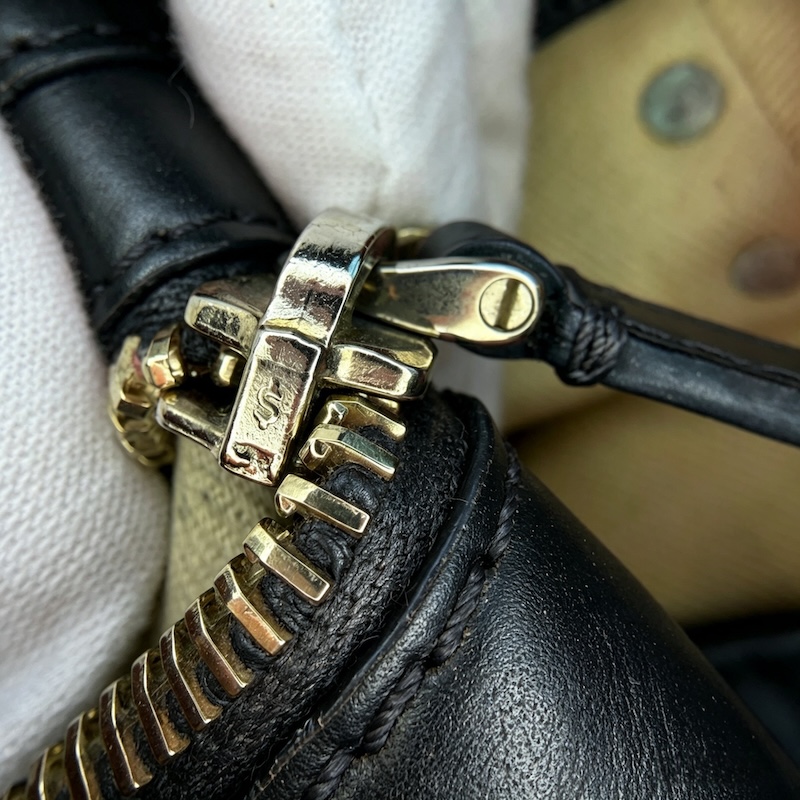 Valentino (ヴァレンティノ) Handbags — ジッパープルタブ穴