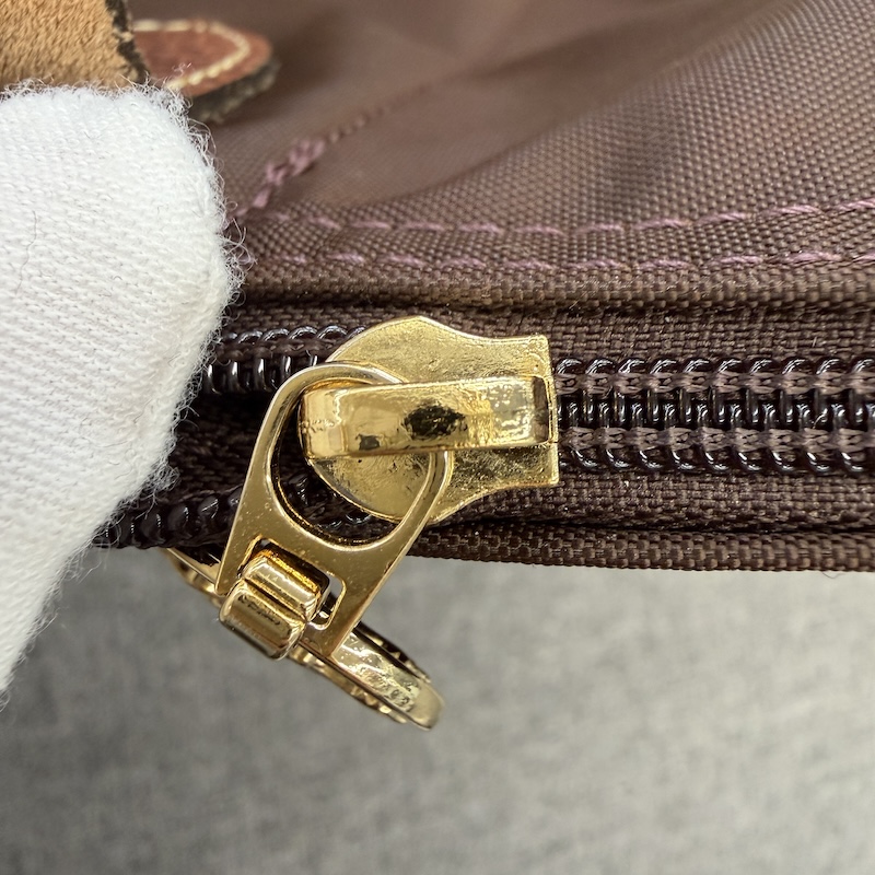 Longchamp (ロンシャン) Handbags — ファスナーの引き手(正面)