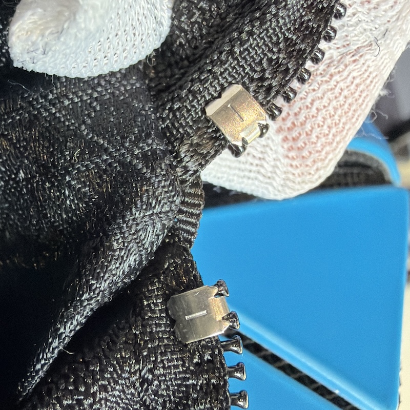 Issey Miyake (三宅一生) Handbags — 前後のファスナー端 (2)