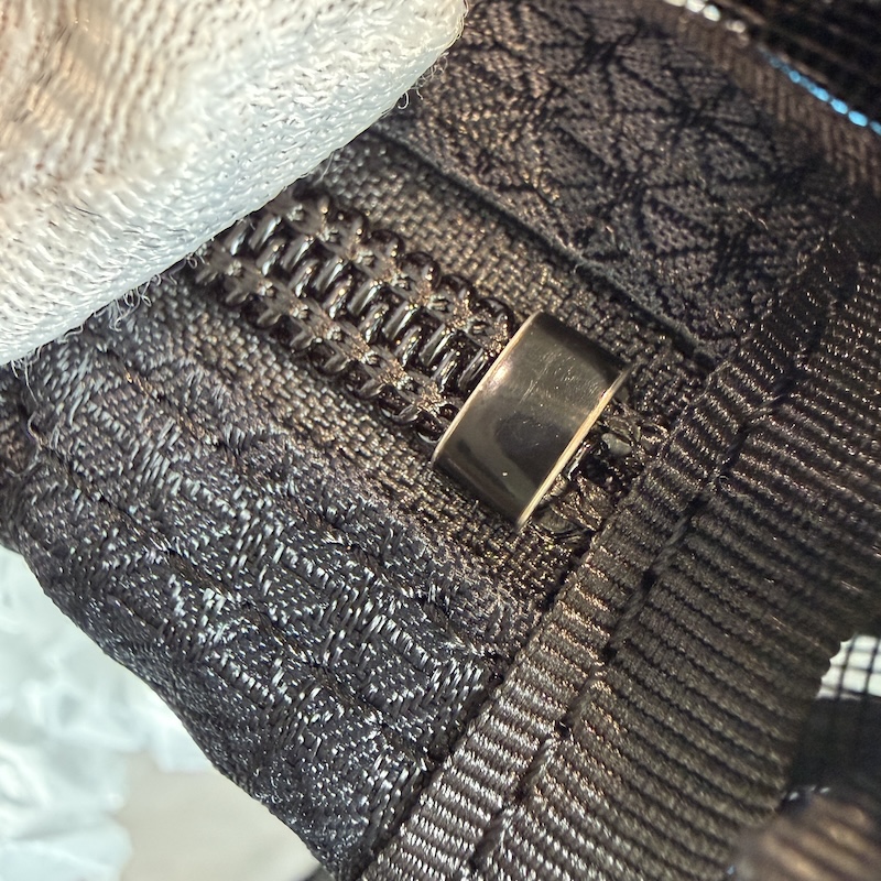Issey Miyake (三宅一生) Handbags — 前後のファスナー端 (1)