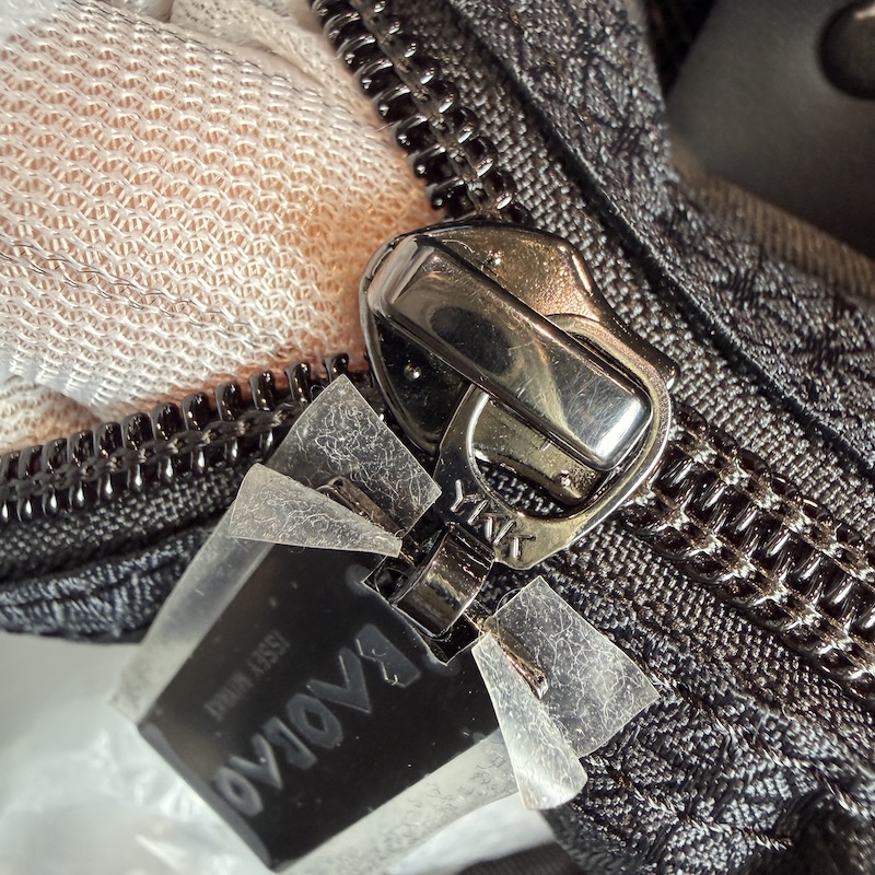 Issey Miyake (三宅一生) Handbags — ファスナーの引き手(正面)