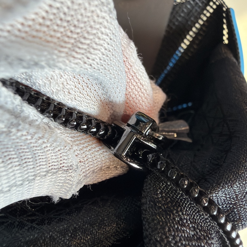 Issey Miyake (三宅一生) Handbags — ジッパープルタブ穴