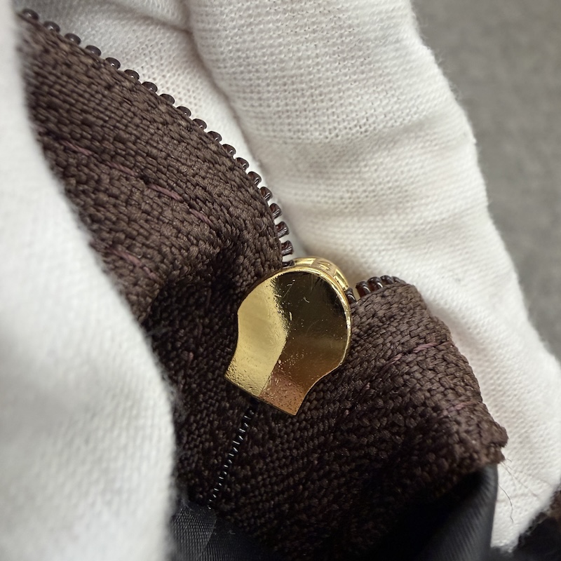 Longchamp (ロンシャン) Handbags — ファスナーの引き手(裏)