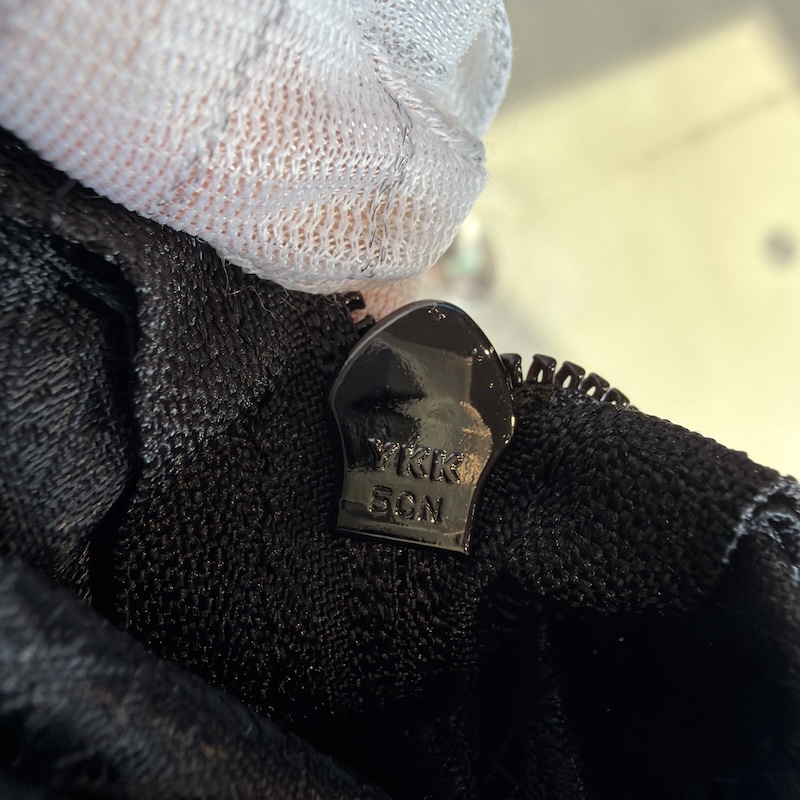 Issey Miyake (三宅一生) Handbags — ファスナーの引き手(裏)