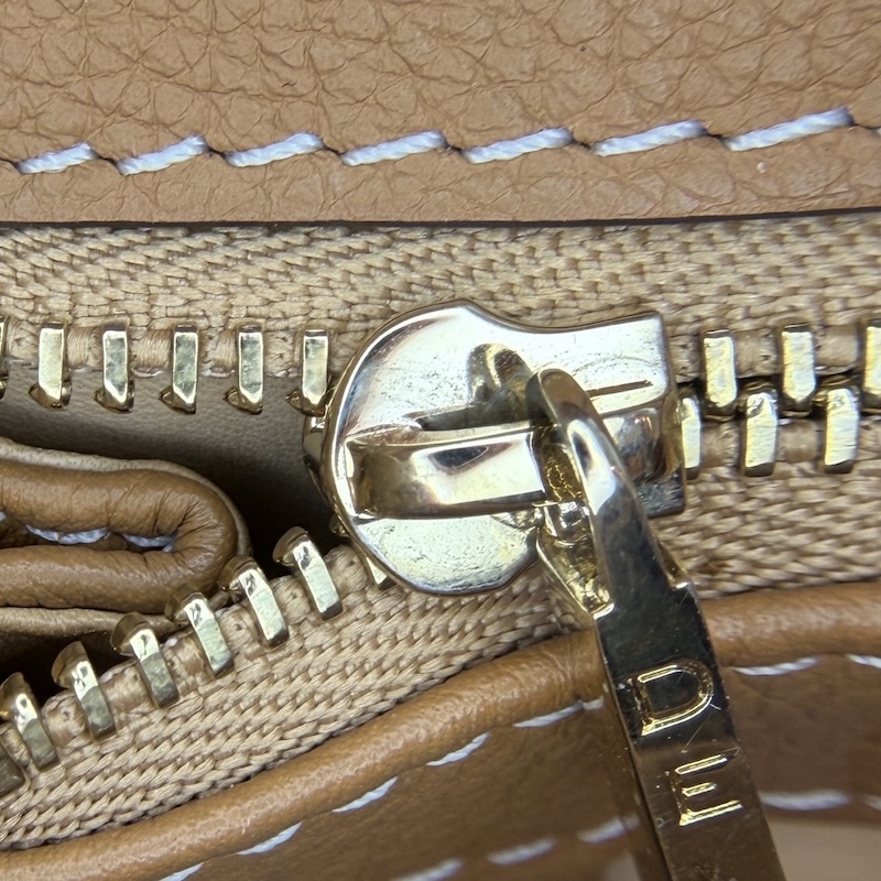 Delvaux (デルヴォー) Handbags — ファスナーの引き手(正面)