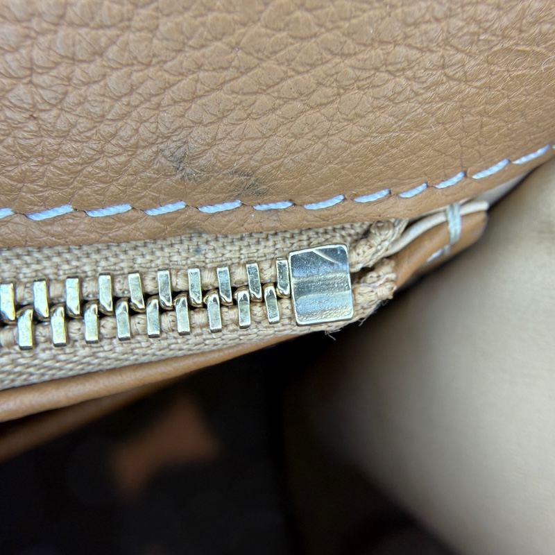 Delvaux (デルヴォー) Handbags — 前後のファスナー端 (1)