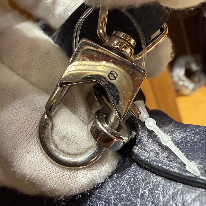 MOYNAT (モワナ) Handbags — ショルダーストラップ留め金 (裏面)