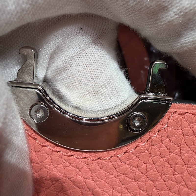 MOYNAT (モワナ) Handbags — 錠前の裏面